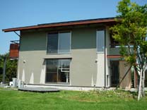 外壁面に打ち水をすると気化熱効果が長時間続き、建物の温度上昇を抑えることができる。