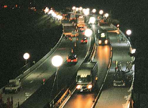 直視しても幻惑しないため、ドライバー・歩行者の眼に優しい。