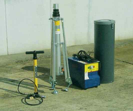 セット内容（三脚の代わりに重機取付ステーも用意）