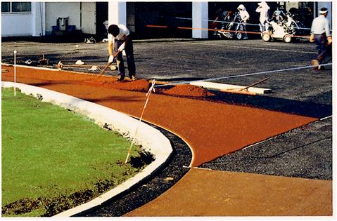 ・ゴルフ場クラブハウス前の工事、美観と歩行感の良さで採用された。