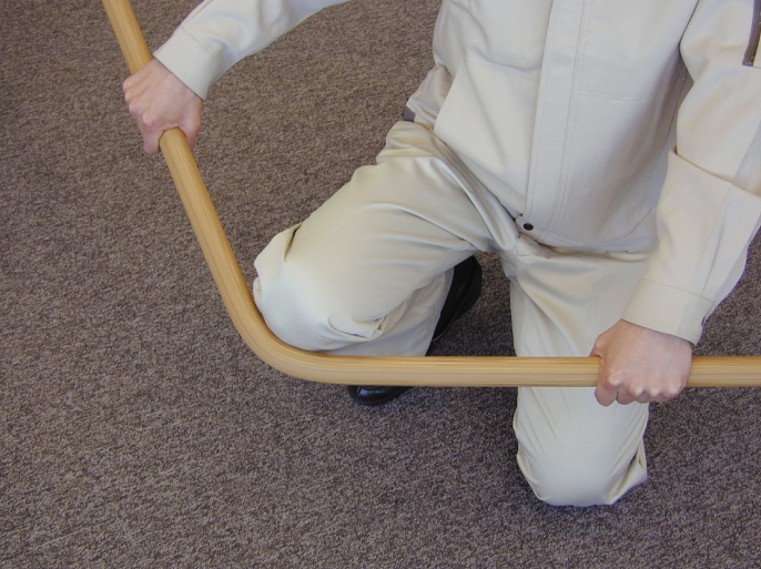 手とひざで簡単に曲げられる