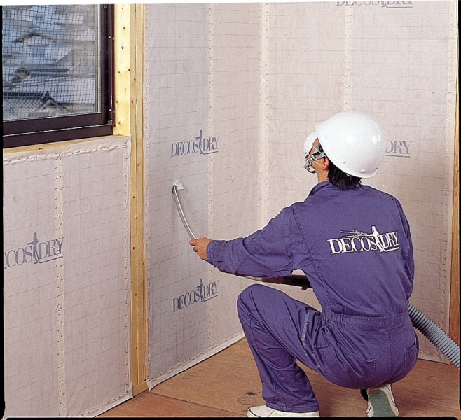 デコスドライ工法吹込み風景（外壁55K）