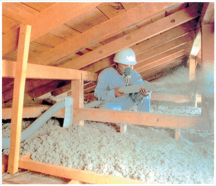 デコスドライ工法吹込み風景（天井25K）