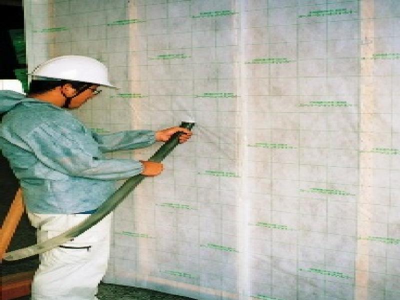壁・床・屋根］ 専用シートを貼り、高密度で隙間なく壁体内へ吹込んでいく施工。 筋交いやコンセントBOX周りにも隙間のない断熱工事が行える。