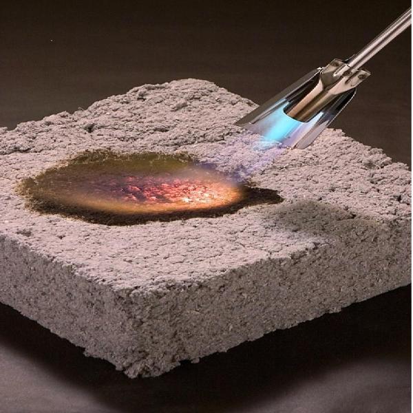 ［難燃性］ 難燃処理により、炎を当てても表面から炭化していくのみ。 古紙を主原料としているため、万が一の火災にも有害ガスを発生することがない。