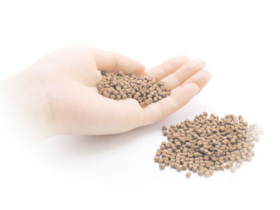 木目調色はウッドパウダー（天然木を粉砕・微粒子化したもの）を混合し、天然木に近い風合い。