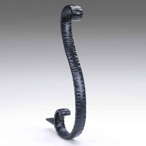 表面をハンマーで叩いたような凹凸面。やわらかな曲線のモチーフが合わさり、一段と高い質感を有している。