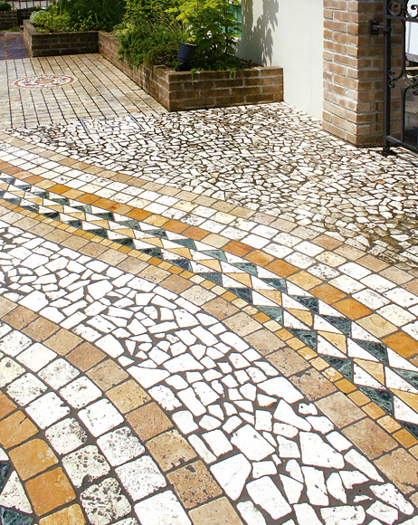 乱形も組み合わせることによって曲線や変化に富んだ玄関アプローチも演出できる。