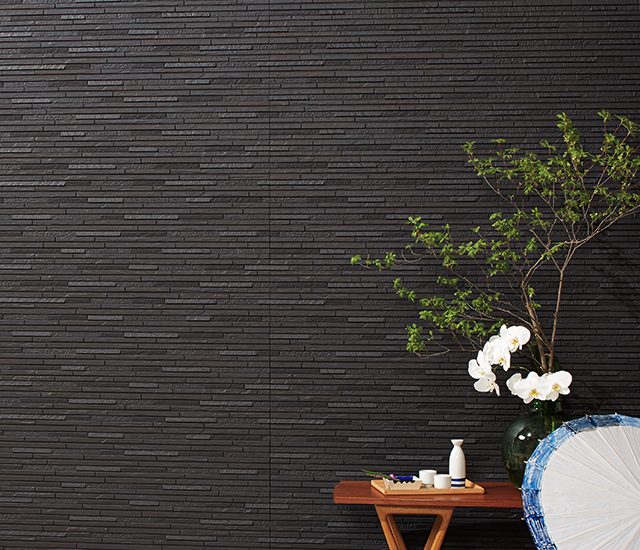 本物を炭を思わせる色調で、マットに仕上げた濃色の3色。ベース柄として幅広く使えるホワイト。いずれも豊かな陰影を設え独特の高級感を印象付ける「セキボクPZ」。