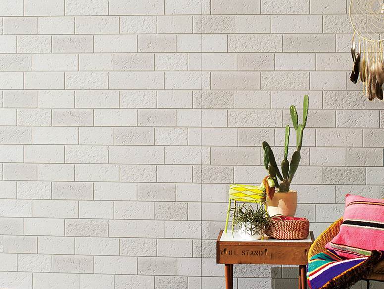 3種のテクスチャーや塗装により、天然石の質感を再現した「セビーノ16PZ」。迫力のある大柄で外観に重厚な印象を与える。