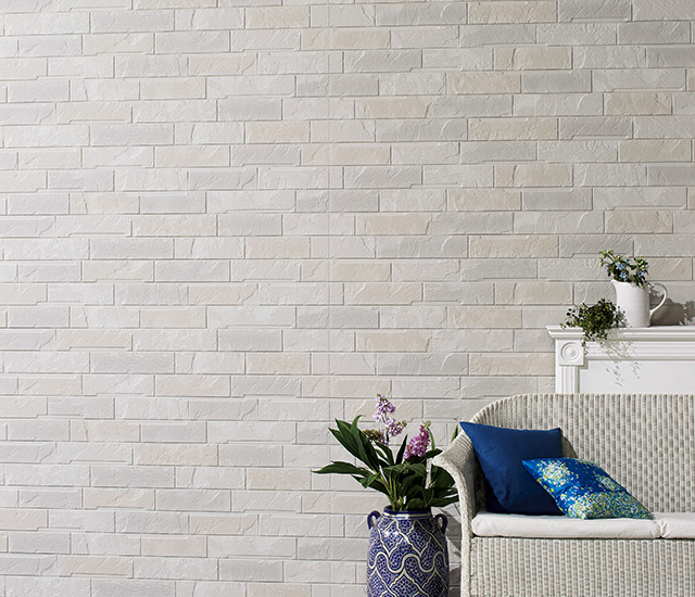 大きなハツレや欠けのある石材を端正に切り出し、積み上げた石積柄。高級感のある現代風スタイルに仕上げられる「レクタートPZ」。