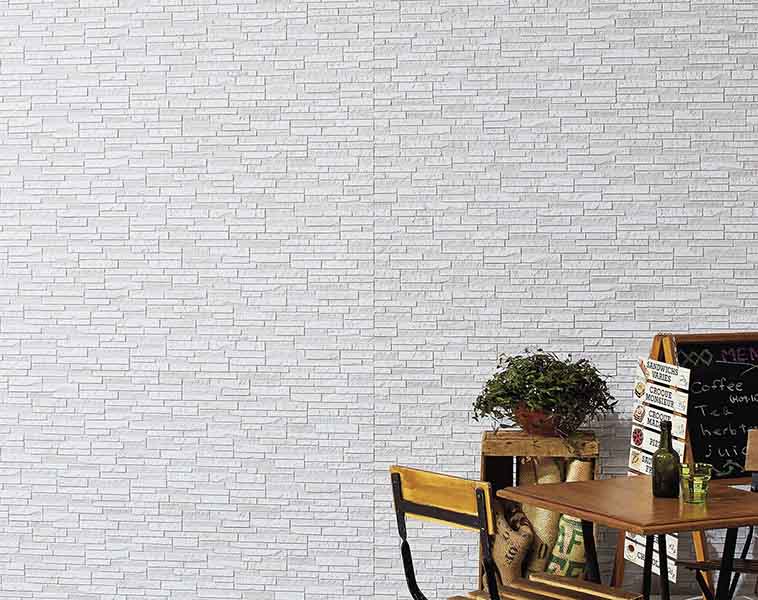 全面張りでも平坦に見えない、自然な陰影感の石積柄。やわらかな印象を深める、淡いグラデーションの「ヴェリエPZ」。