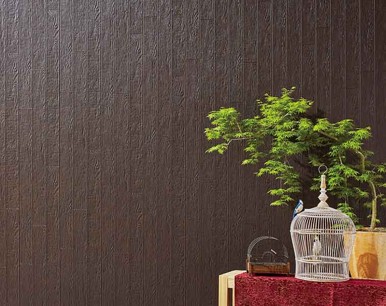 本物の木目らしさを追求した、表面のリアルな凹凸感の「プレシャスウッドⅡRF」。近似色のツートン塗装で仕上げ、より深みのある木の素材感を印象付ける。