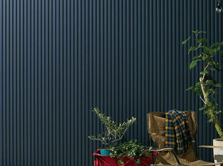 洗練された美しさでシンプルモダン住宅を演出する「スパンサイディングN」。フッ素鋼板を使用することで、新築時の色合いが長持ちする。 (注)この商品は鉄骨下地防火構造のみに対応、価格8,571円/㎡