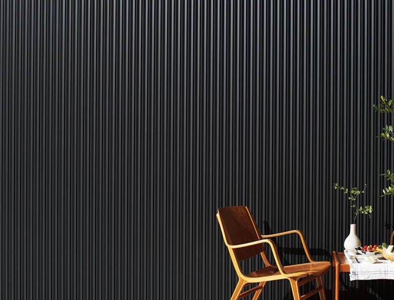 2種類の傾斜がつくり出す独創的なデザインの「ジオストライプS」。明るさや見る角度によって、表情の違いがある。