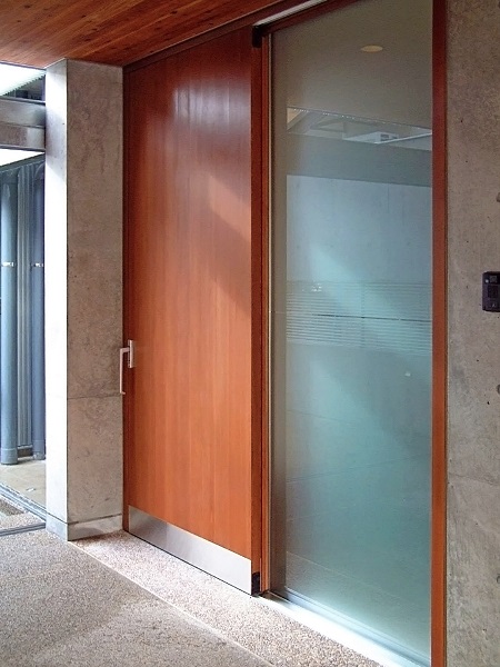 高気密高断熱木製玄関引戸