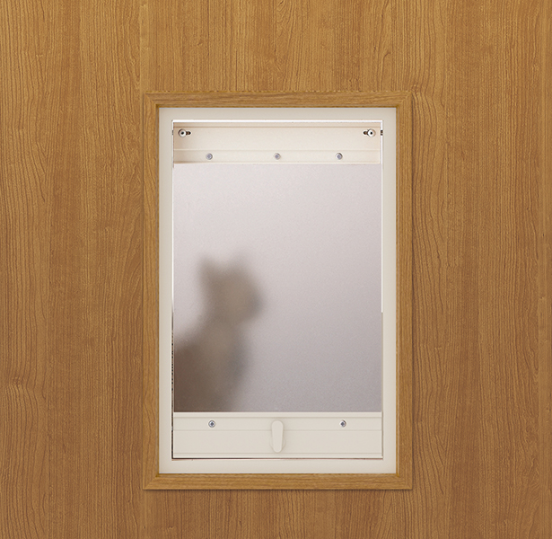 ペットの通りやすいサイズ。くぐり戸の有効開口はW210×H320mm、扉下端からの高さは50mm。小型のペットが通り抜けやすいサイズ。