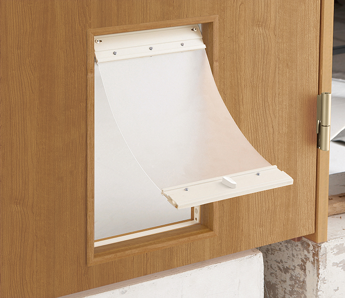 ペットを傷付けない柔らかい素材。くぐり戸の素材には、柔らかい軟質系素材を採用している。万が一ペットが首を挟んでもケガをしにくい。