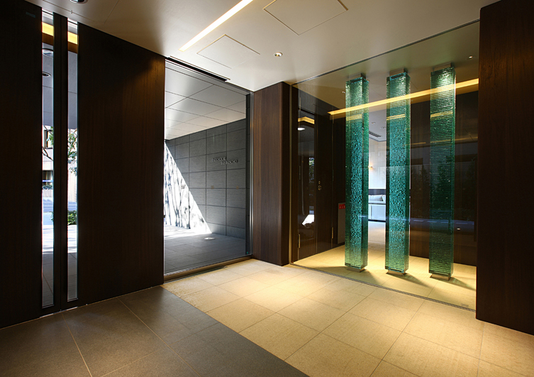 エントランスの積層ガラス柱オブジェ