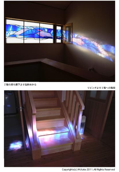 南面リビング吹き抜け窓　 コンセプトは石垣島の海。朝から夕方まで壁面に写る自然光を透過した海中の様子を表現している。