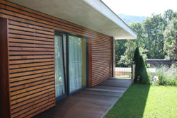 外壁塗装例1
木目を生かした仕上がりが特徴である。