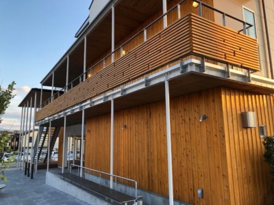 耐候性と木目の鮮明さがあるので、公共物件などでも使用例多数。