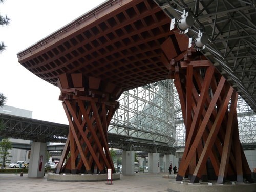 金沢駅のモニュメントもシッケンズで塗装。