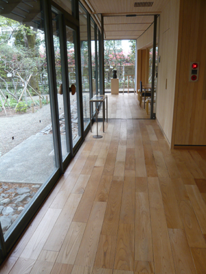 住宅床木部以外にも資料館や学校でも利用されている。ヨーロッパの靴歩行文化に合わせて作られた。