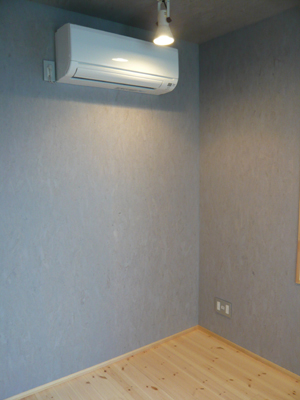 屋内壁の素材はOSBであるがエマルション塗料なので塗装は可能。