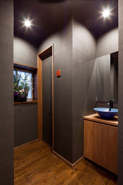 ＜施工例：ラバーウッド　ブラウニー＞
暗めのブラウンの着色塗装仕上げ