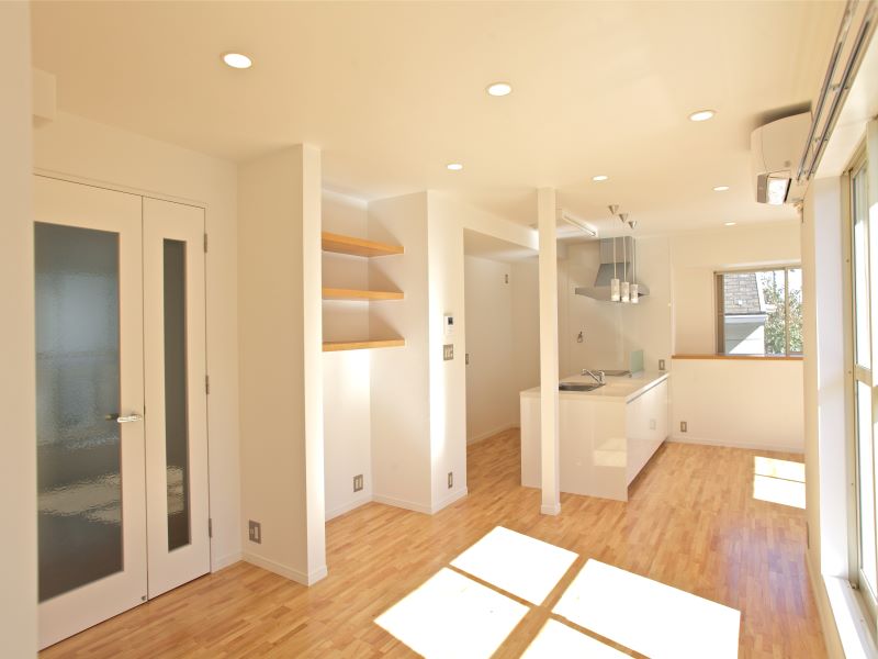 ＜施工例：ラバーウッド　ナチュラル＞
クリア塗装仕上げ