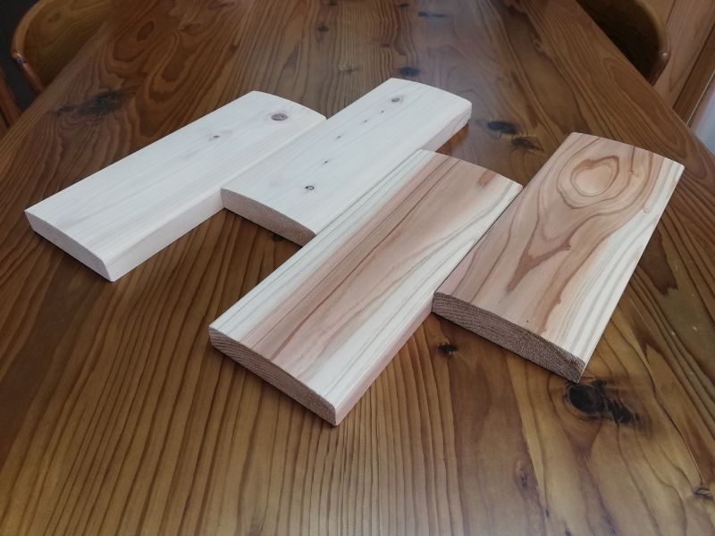 右：スギ（手前）
左：ヒノキ（奥）