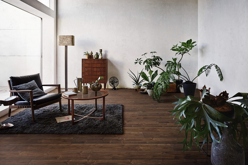 ウォールナット柄 自然で大胆な縞模様と美しい木目と、濃く深みのある褐色の色合いが調和したウォールナット。