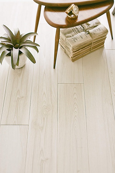 アッシュ柄 主張しすぎない素朴な木目の表情と明るくあたたかみのあるホワイトの色合いは、カントリーにも、モダンにも似合う幅広いインテリアコーディネートにフィットする。