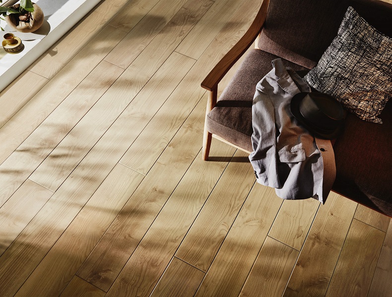 チェスナット柄 明瞭で味わい深い木目柄がナチュラル感を高めるチェスナット。ヴィンテージテイストの家具、革のソファなどともしっくり馴染む。