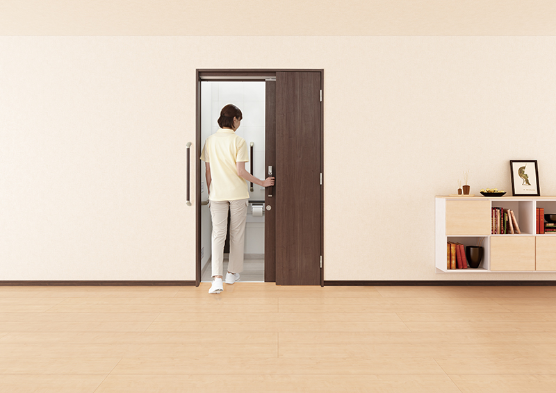 「ひきドア」は高齢者のトイレ使用状況を検証し、健常者はもちろん、自走式車いす使用者、介助車いす使用者、そして認知症対策など、誰でも快適に使用できるトイレ空間を実現した。