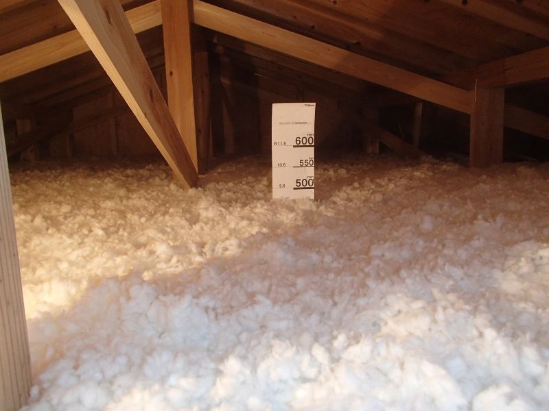 断熱材を厚く吹き込んでも軽量のため、天井への負担が少ない。