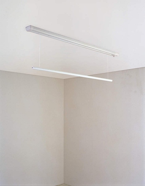 天井直付昇降タイプ 操作が簡単で、使い勝手の良さが特長。 竿は操作棒を回せば容易に昇降できる。