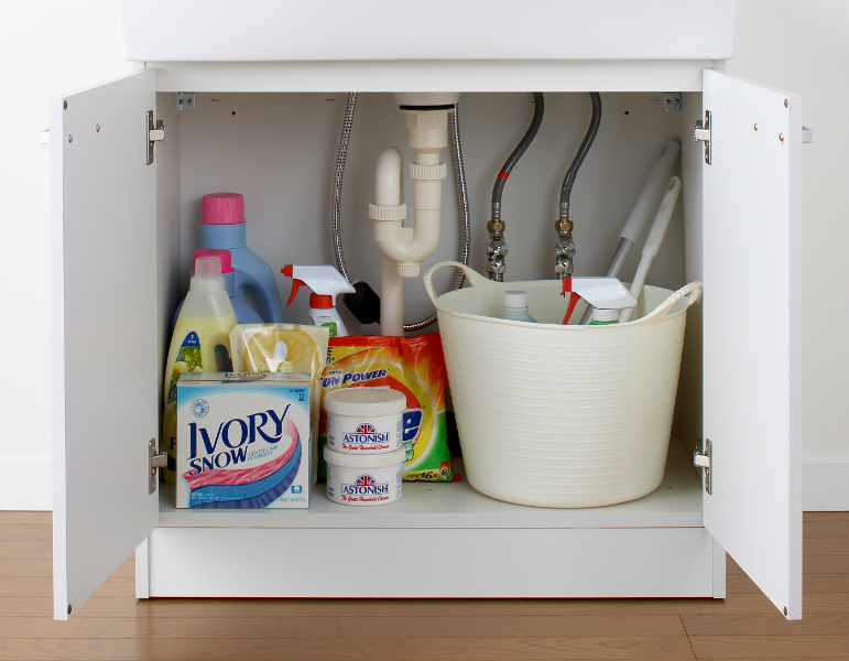 開口の大きい扉タイプで、バケツや洗剤なども収納できる