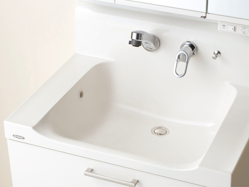 ハイバックガードまで継ぎ目がなく手入れが簡単。壁出し水栓のため、水栓の根元に水や汚れがたまりにくく衛生的。