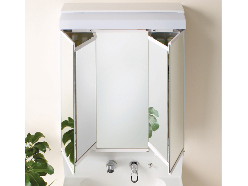 使い勝手にこだわった3面鏡は、5枚のミラーの組み合わせで、さまざまなシーンに対応が可能。センターのミラーには、湯気でくもりにくいクリアコートミラーを採用している。照明は薄型LEDも選択可。