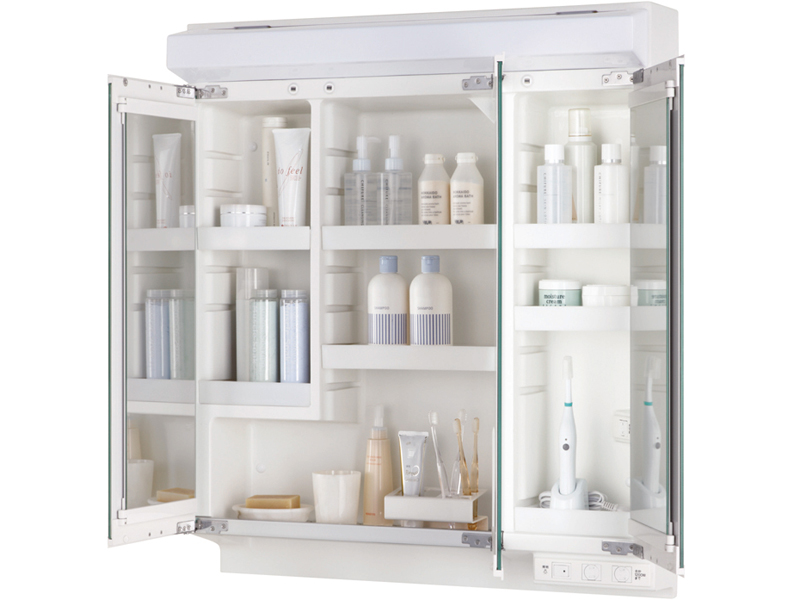 3面鏡の内側は、使いやすい工夫を凝らした収納。石鹸やコップの置ける通気棚や、内部コンセント付きの収納棚が設置されている。