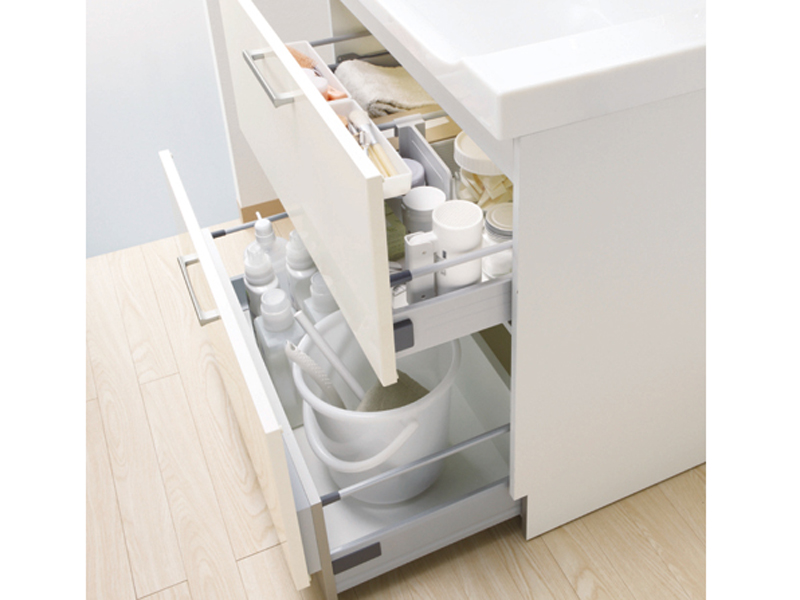 オールスライドタイプのキャビネットは、下段のケコミ部分も収納スペースとして活用できるフロアスライド収納を採用。背の高いものもしっかり収まる。