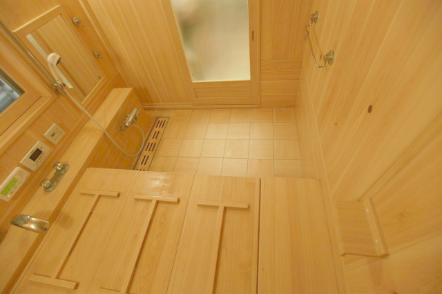 施工より、2年経過後の檜風呂。