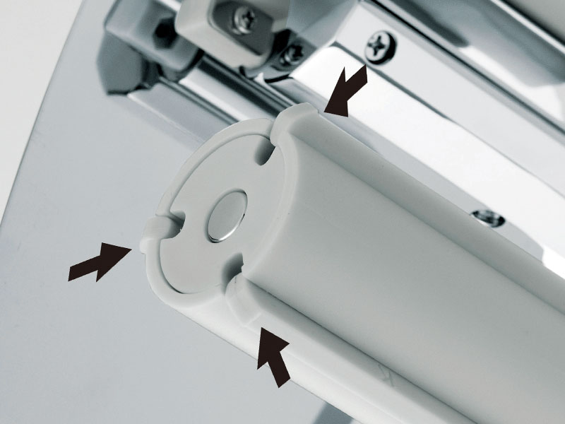 ペーパーとローラーとの隙間を矢印の部分で固定し、あそびをなくすことで雑音を軽減させる。