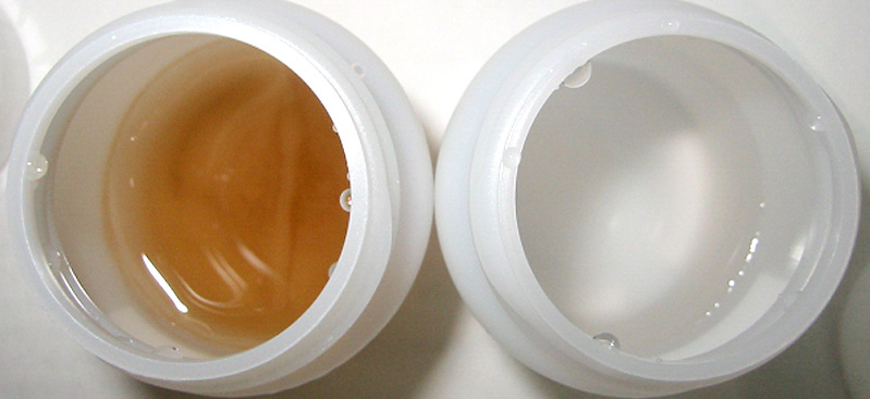 空調冷温水配管へNMRパイプテクターを設置する前と比べ、設置3週間後の水は透明色に変化する。左：設置前、右：設置3週間後
※水は交換はせず