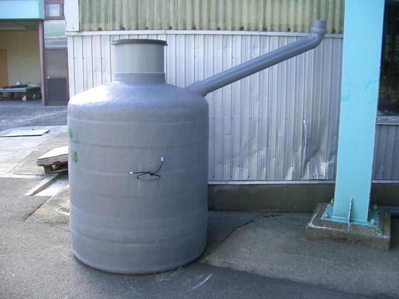 FRP製縦型便槽 LNKU4型（360～3100リットル） 大型便槽も用意