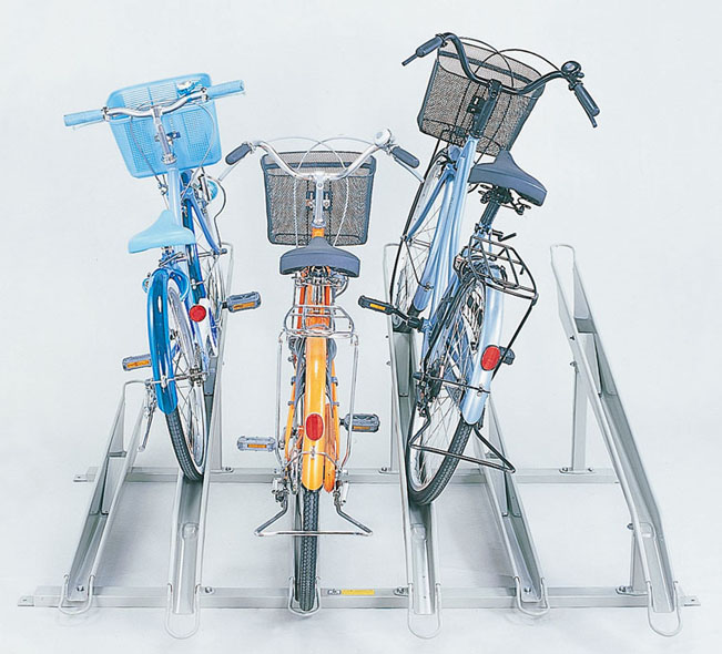 出し入れの時は両サイドの自転車を傾ける。