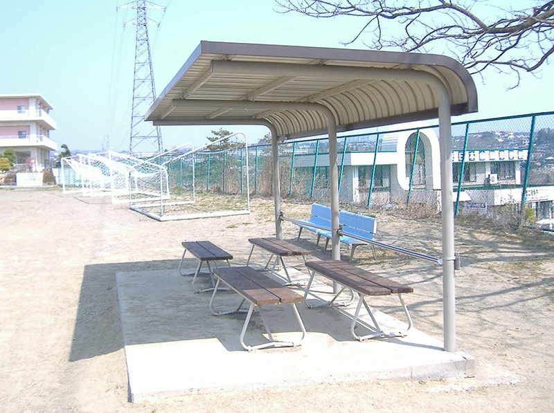 用途例 グラウンドベンチの屋根として