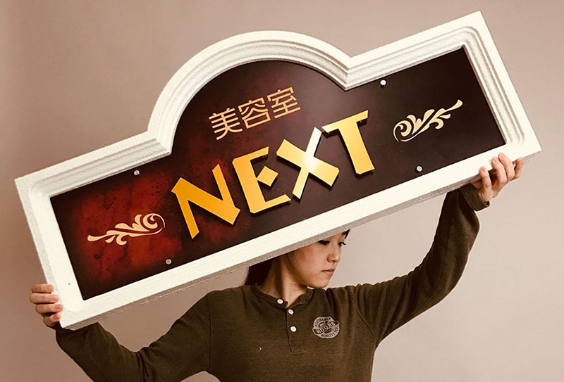 内部は造形用フォームで表面は世界的な某有名テーマパークで採用されている硬質ウレタン樹脂でコーティングされ硬くて頑丈な仕上がりとなっている。屋外耐候性は20年以上ともいわれている。